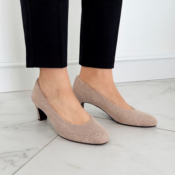 2/$30 VANELi Vintage Dayle 9 Taupe Womens Classic Embossed Leather Heeled Pump - Picture 1 of 16